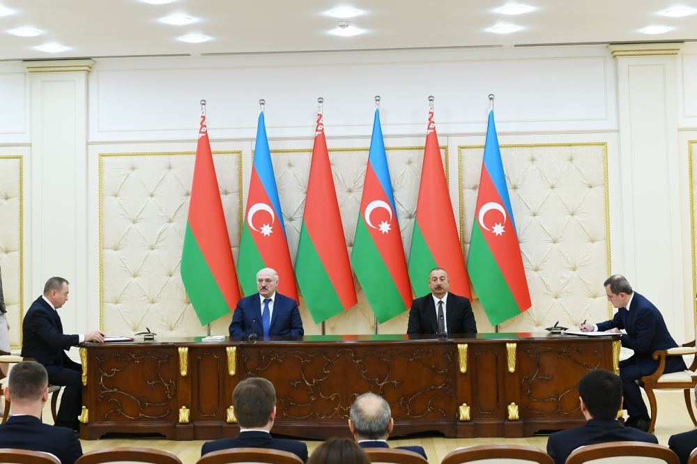 Azerbaijani, Belarusian presidents sign bilateral documents (PHOTO)