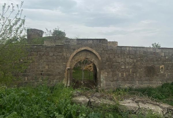 Israeli journalists visit roadside inn in Azerbaijan’s Fuzuli, turned into barn by Armenians during occupation (PHOTO)