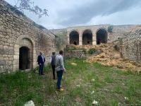 Israeli journalists visit roadside inn in Azerbaijan’s Fuzuli, turned into barn by Armenians during occupation (PHOTO)