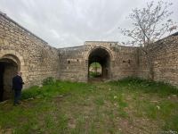 Israeli journalists visit roadside inn in Azerbaijan’s Fuzuli, turned into barn by Armenians during occupation (PHOTO)
