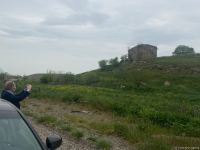 Israeli journalists visit roadside inn in Azerbaijan’s Fuzuli, turned into barn by Armenians during occupation (PHOTO)