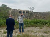 Israeli journalists visit roadside inn in Azerbaijan’s Fuzuli, turned into barn by Armenians during occupation (PHOTO)