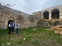 Israeli journalists visit roadside inn in Azerbaijan’s Fuzuli, turned into barn by Armenians during occupation (PHOTO)