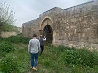 Israeli journalists visit roadside inn in Azerbaijan’s Fuzuli, turned into barn by Armenians during occupation (PHOTO)