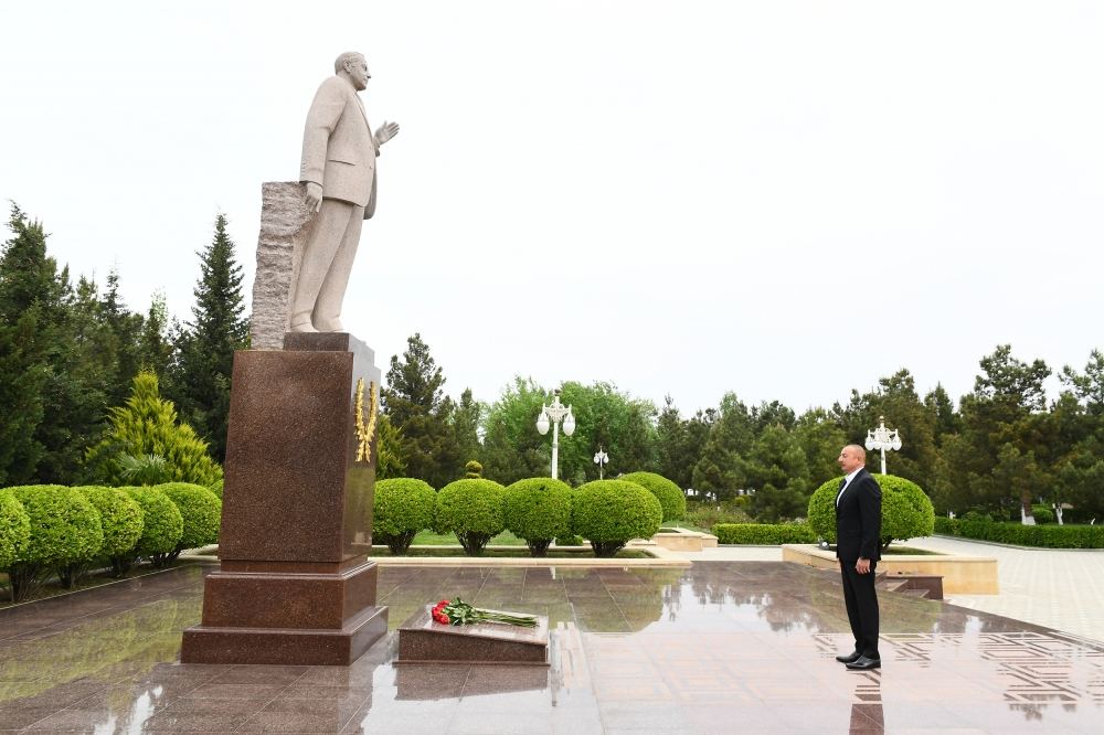 President Ilham Aliyev arrives in Hajigabul district for visit (PHOTO)