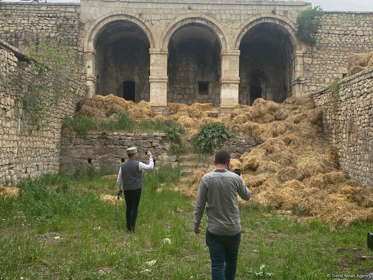 Israeli journalists visit roadside inn in Azerbaijan’s Fuzuli, turned into barn by Armenians during occupation (PHOTO)