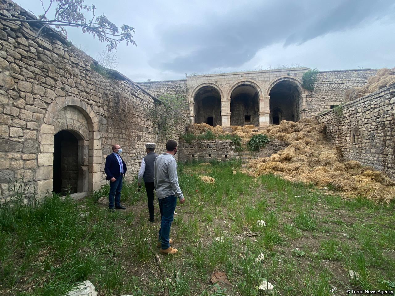 Israeli journalists visit roadside inn in Azerbaijan’s Fuzuli, turned into barn by Armenians during occupation (PHOTO)