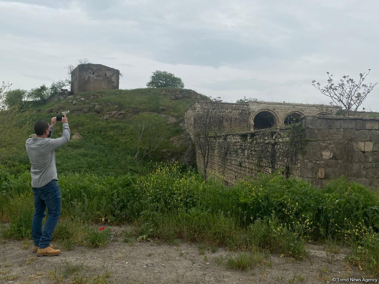 Israeli journalists visit roadside inn in Azerbaijan’s Fuzuli, turned into barn by Armenians during occupation (PHOTO)