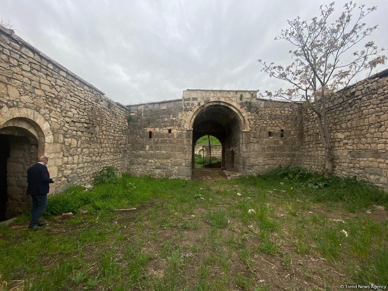 Israeli journalists visit roadside inn in Azerbaijan’s Fuzuli, turned into barn by Armenians during occupation (PHOTO)
