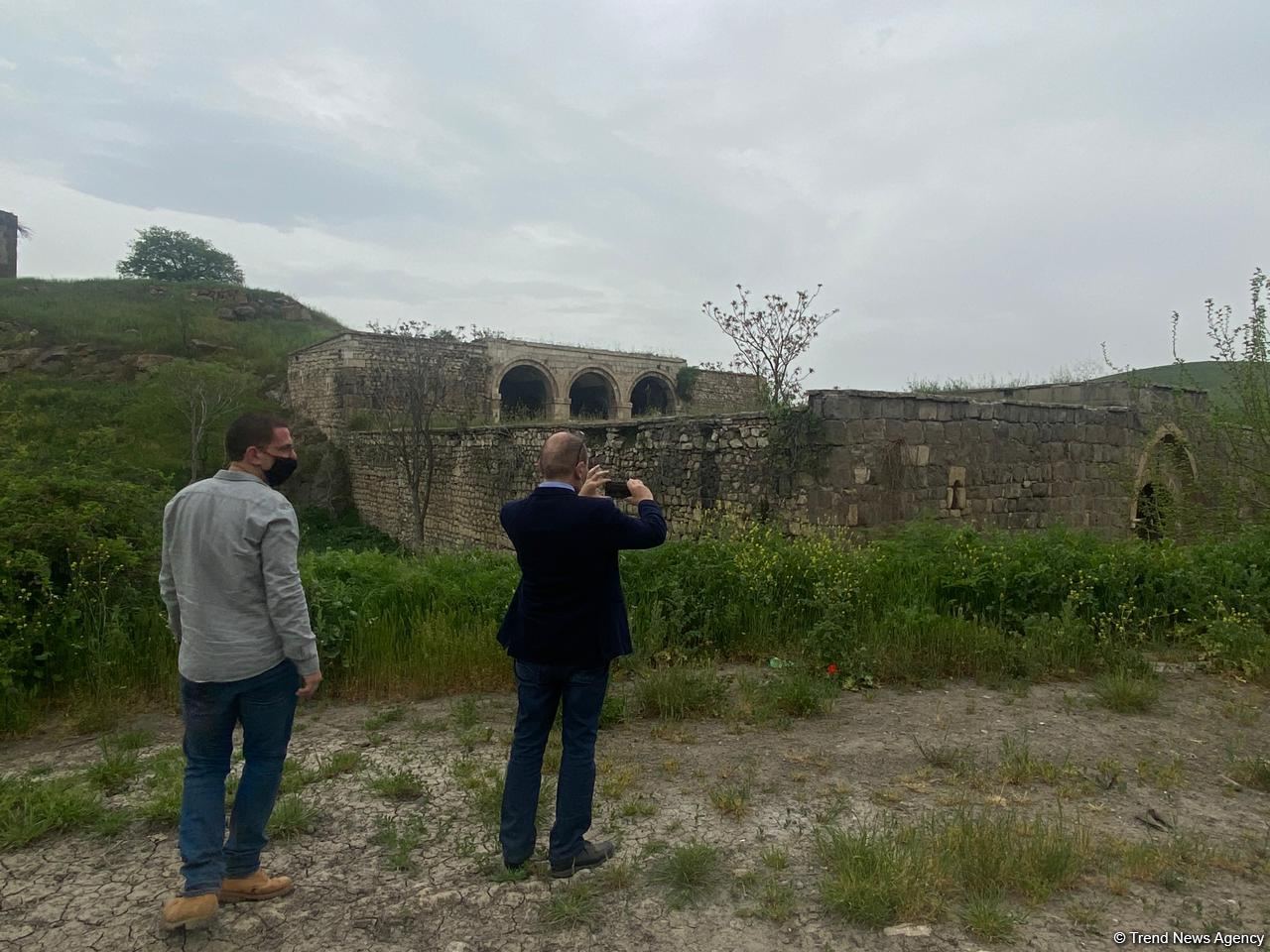 Israeli journalists visit roadside inn in Azerbaijan’s Fuzuli, turned into barn by Armenians during occupation (PHOTO)