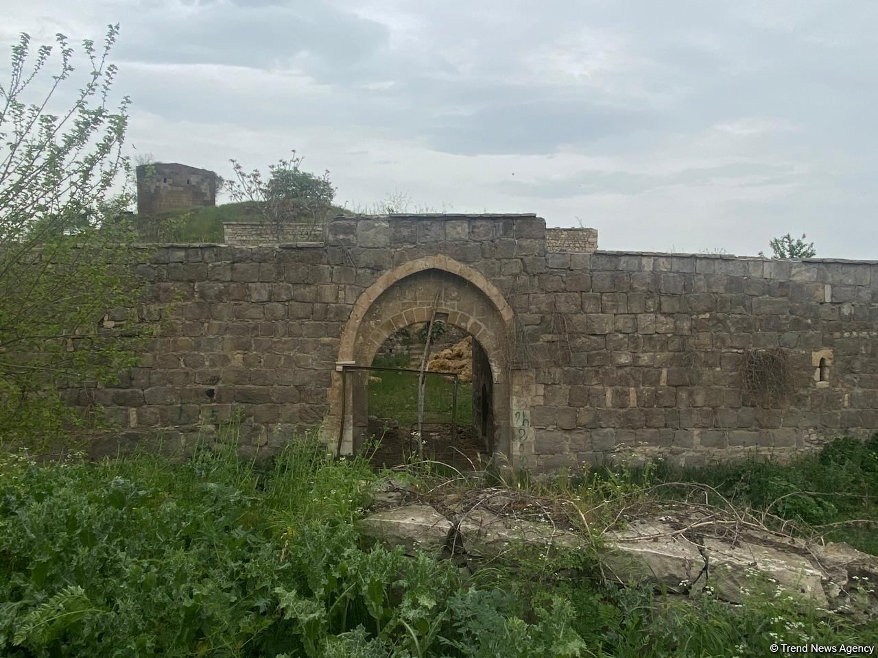 Israeli journalists visit roadside inn in Azerbaijan’s Fuzuli, turned into barn by Armenians during occupation (PHOTO)