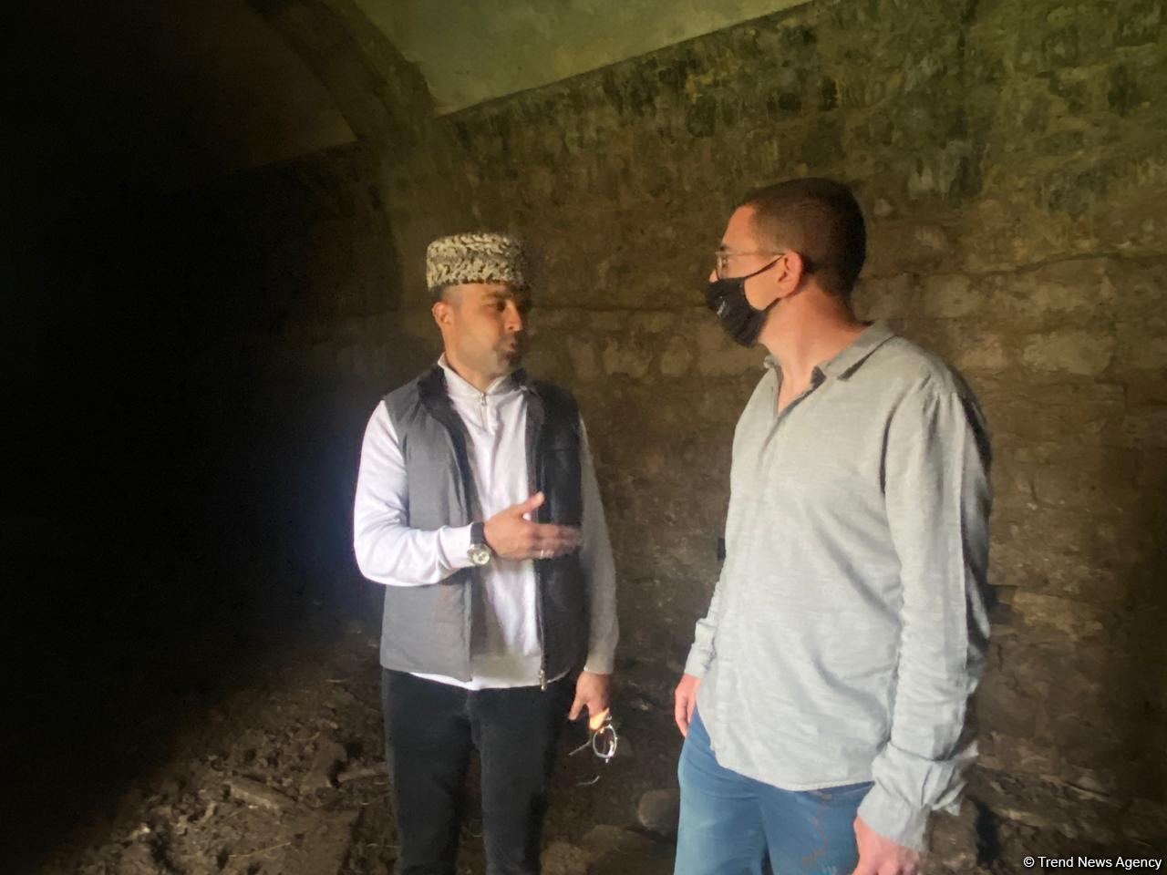 Israeli journalists visit roadside inn in Azerbaijan’s Fuzuli, turned into barn by Armenians during occupation (PHOTO)