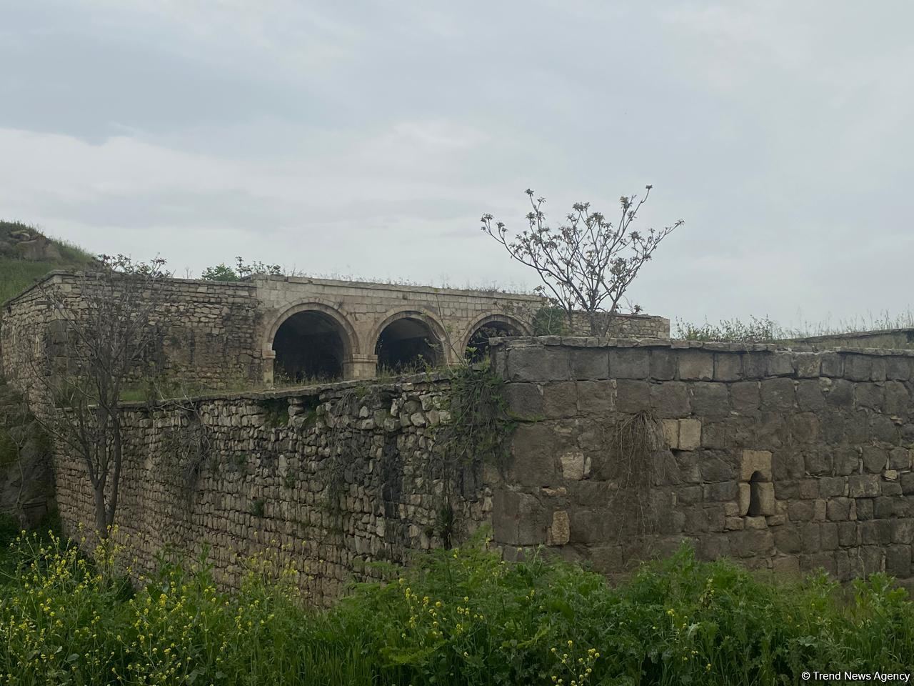 Israeli journalists visit roadside inn in Azerbaijan’s Fuzuli, turned into barn by Armenians during occupation (PHOTO)