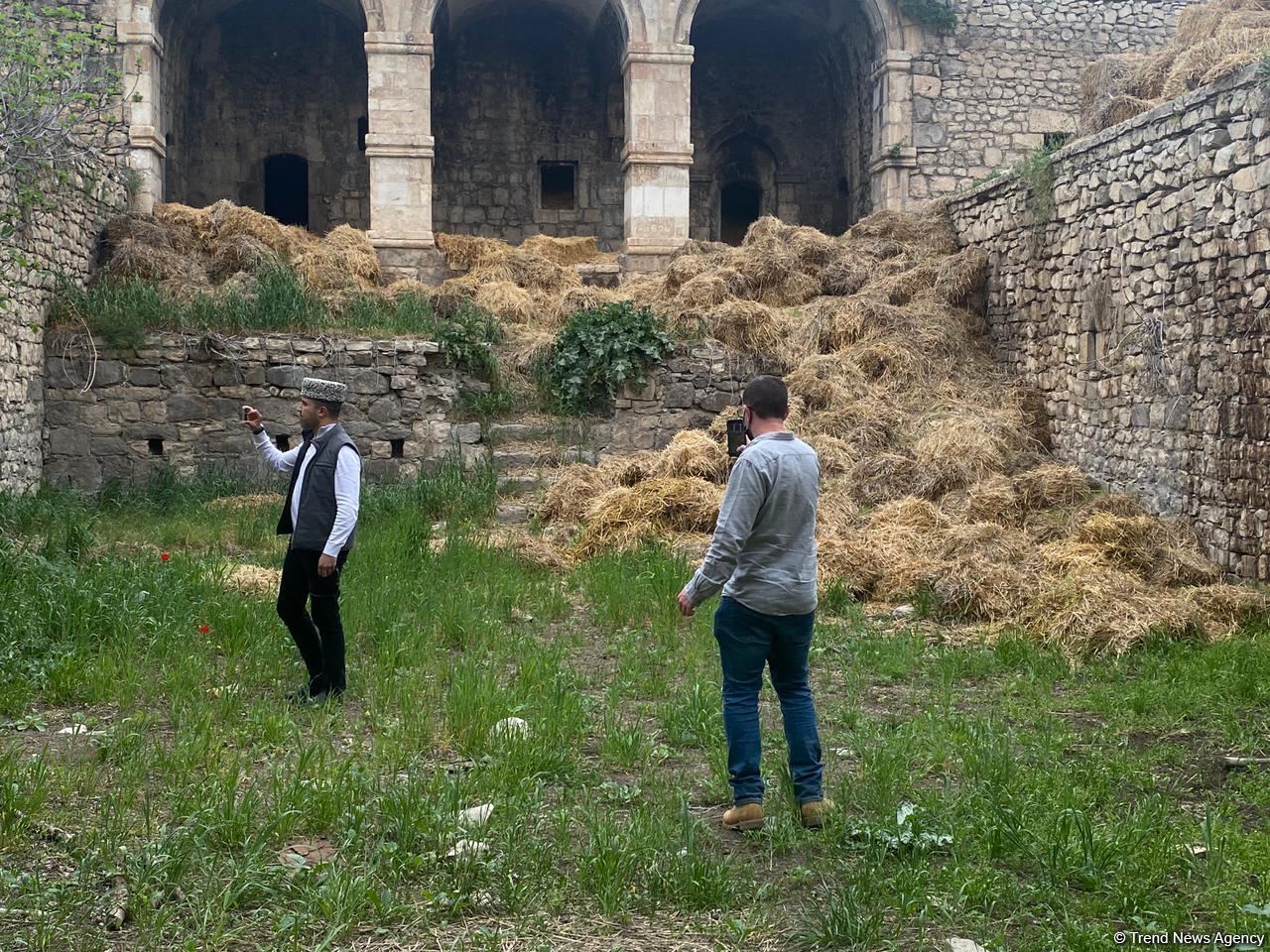 Israeli journalists visit roadside inn in Azerbaijan’s Fuzuli, turned into barn by Armenians during occupation (PHOTO)