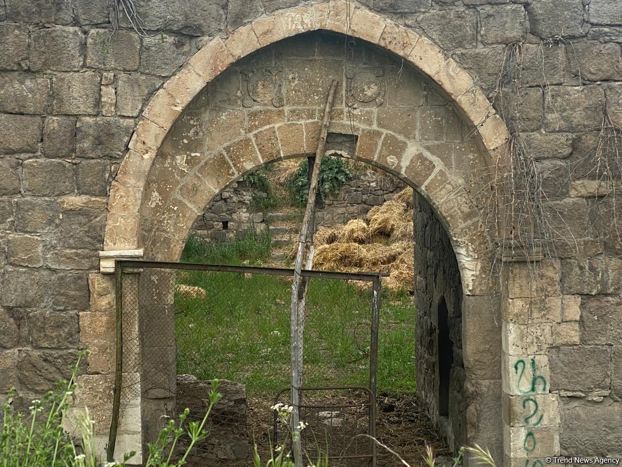 Israeli journalists visit roadside inn in Azerbaijan’s Fuzuli, turned into barn by Armenians during occupation (PHOTO)