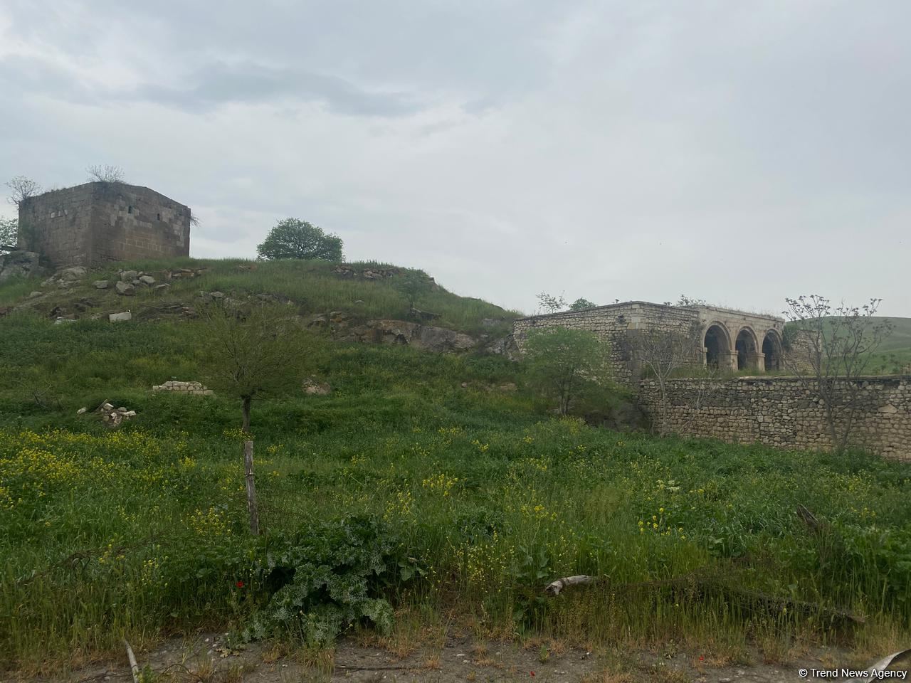 Israeli journalists visit roadside inn in Azerbaijan’s Fuzuli, turned into barn by Armenians during occupation (PHOTO)