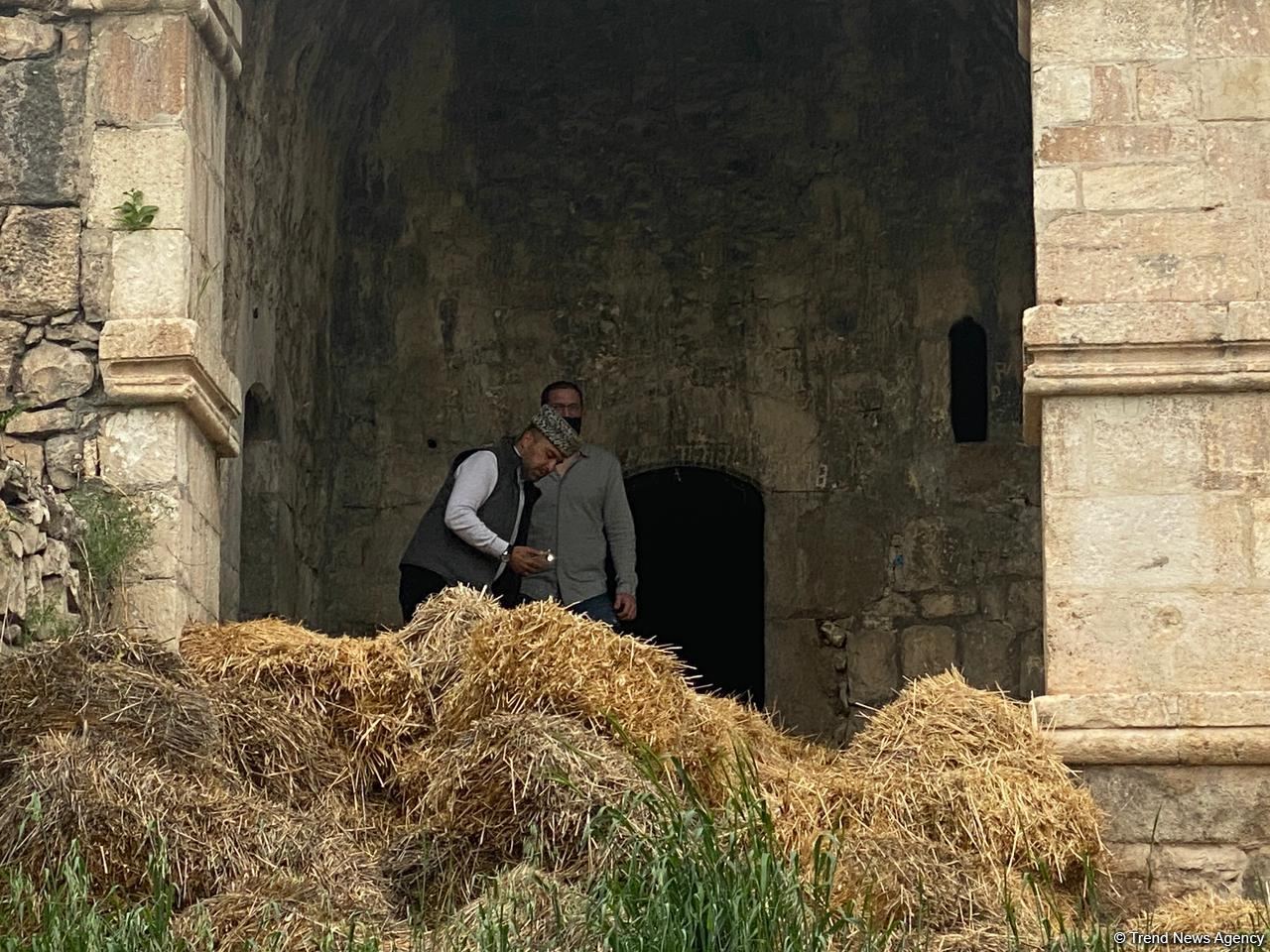 Israeli journalists visit roadside inn in Azerbaijan’s Fuzuli, turned into barn by Armenians during occupation (PHOTO)