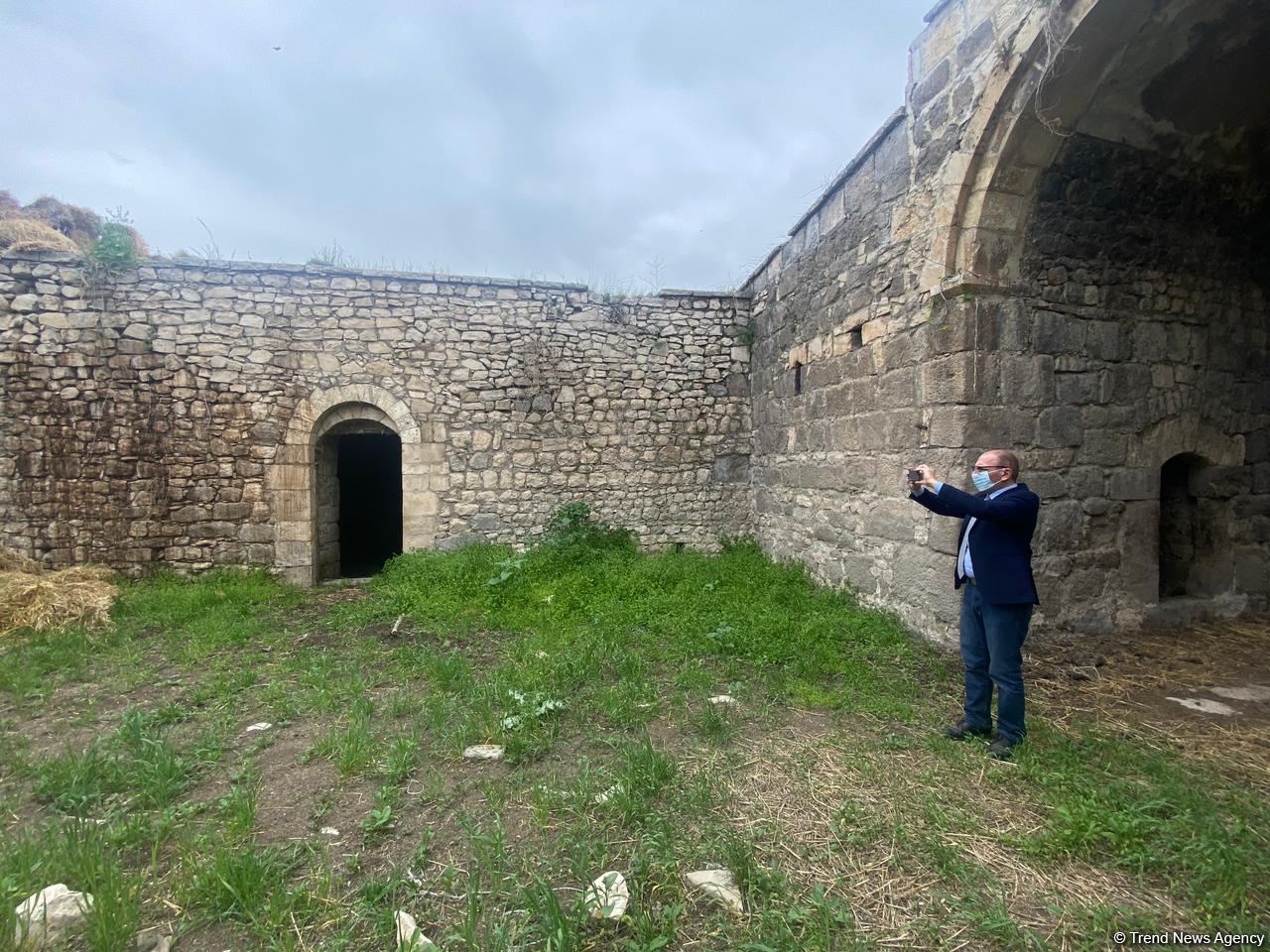 Israeli journalists visit roadside inn in Azerbaijan’s Fuzuli, turned into barn by Armenians during occupation (PHOTO)