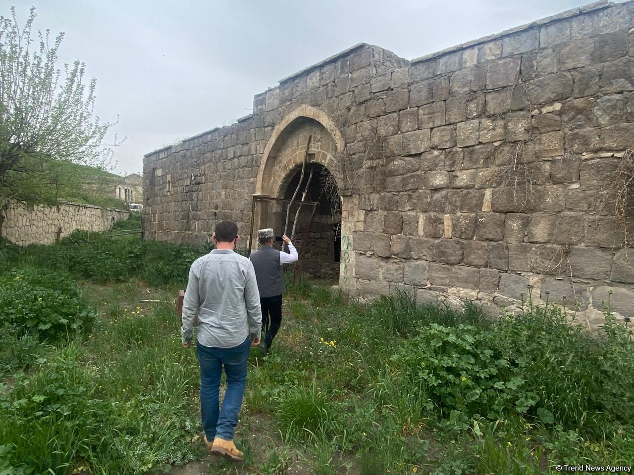 Israeli journalists visit roadside inn in Azerbaijan’s Fuzuli, turned into barn by Armenians during occupation (PHOTO)