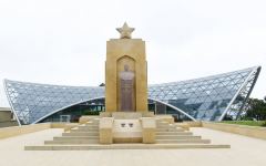 Azerbaijani president, first lady pay tribute to Azerbaijanis who made unparalleled contribution to victory over fascism (PHOTO/VİDEO)
