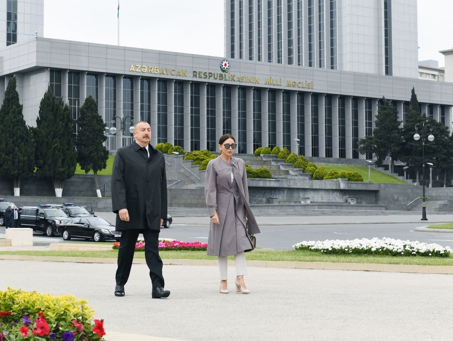 Azerbaijani president, first lady pay tribute to Azerbaijanis who made unparalleled contribution to victory over fascism (PHOTO/VİDEO)