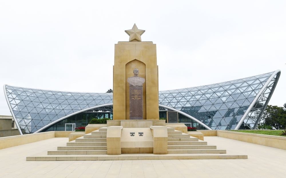 Azerbaijani president, first lady pay tribute to Azerbaijanis who made unparalleled contribution to victory over fascism (PHOTO/VİDEO)