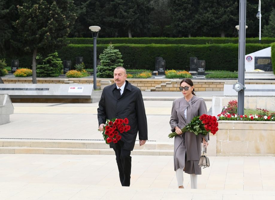 Azerbaijani president, first lady pay tribute to Azerbaijanis who made unparalleled contribution to victory over fascism (PHOTO/VİDEO)