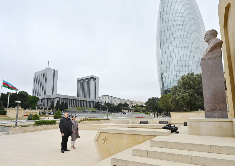 Azerbaijani president, first lady pay tribute to Azerbaijanis who made unparalleled contribution to victory over fascism (PHOTO/VİDEO)
