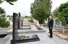 Azerbaijani president visits graves of martyrs of Patriotic War at Nakhchivan city cemetery (PHOTO)