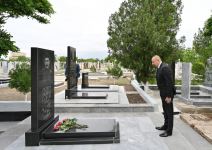Azerbaijani president visits graves of martyrs of Patriotic War at Nakhchivan city cemetery (PHOTO)
