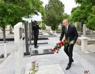 Azerbaijani president visits graves of martyrs of Patriotic War at Nakhchivan city cemetery (PHOTO)