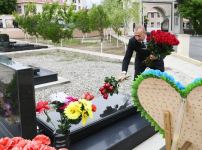 Azerbaijani president visits graves of martyrs of Patriotic War at Nakhchivan city cemetery (PHOTO)