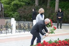 Public reps of Azerbaijan paying tribute to late National Leader Heydar Aliyev (PHOTO)