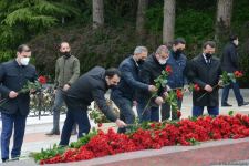Public reps of Azerbaijan paying tribute to late National Leader Heydar Aliyev (PHOTO)