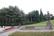 Public reps of Azerbaijan paying tribute to late National Leader Heydar Aliyev (PHOTO)