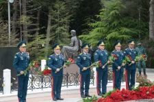 Public reps of Azerbaijan paying tribute to late National Leader Heydar Aliyev (PHOTO)