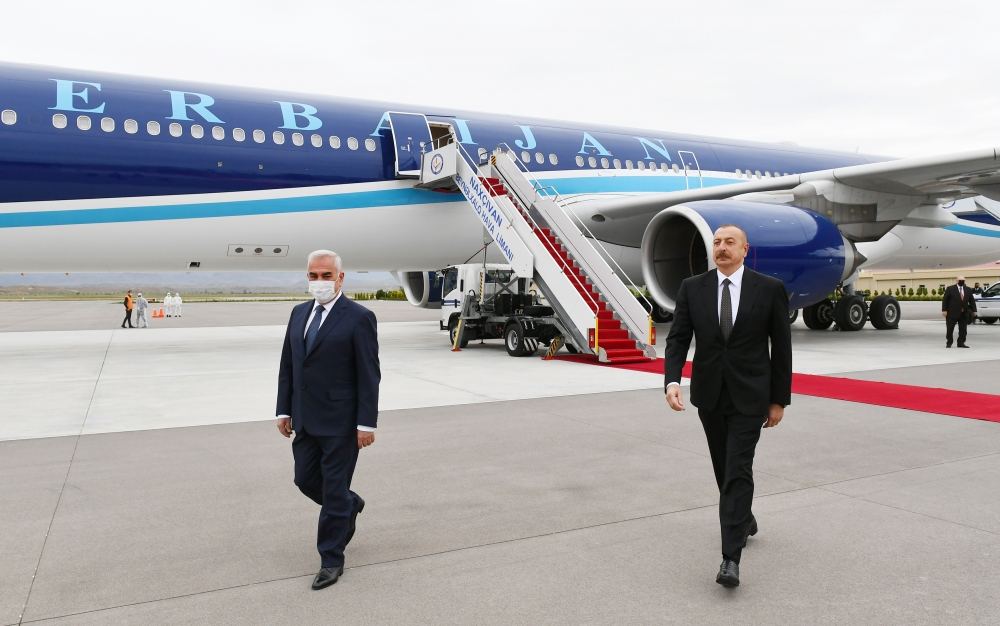 President Ilham Aliyev arrives in Nakhchivan Autonomous Republic for visit (PHOTO)