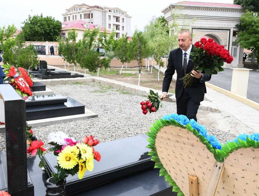 Azerbaijani president visits graves of martyrs of Patriotic War at Nakhchivan city cemetery (PHOTO)