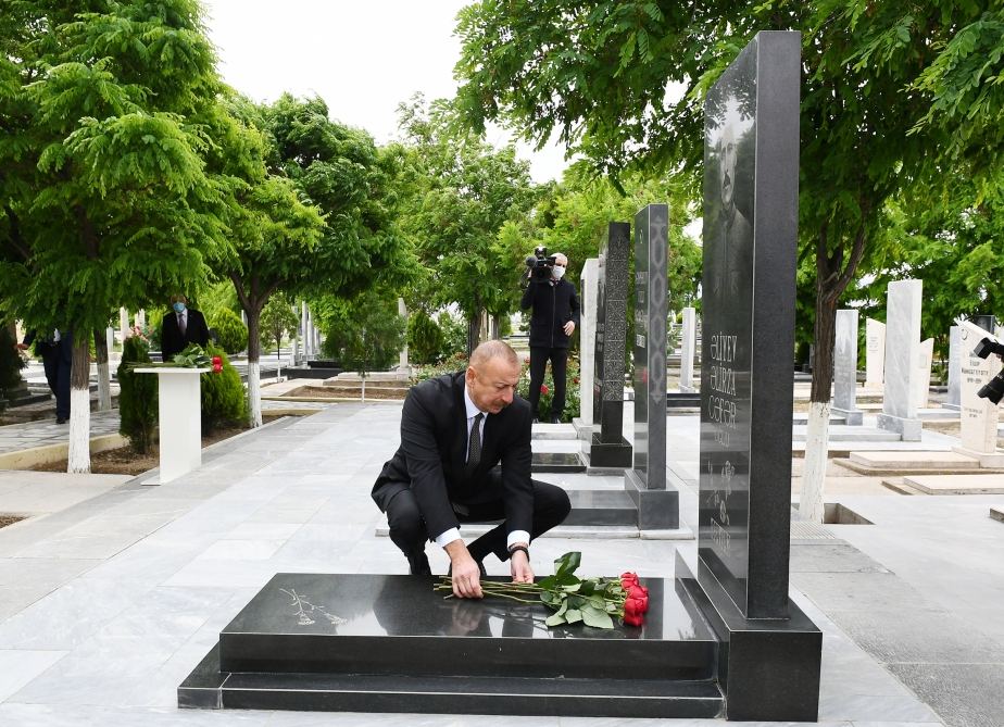 Azerbaijani president visits graves of martyrs of Patriotic War at Nakhchivan city cemetery (PHOTO)
