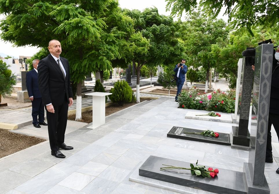 Azerbaijani president visits graves of martyrs of Patriotic War at Nakhchivan city cemetery (PHOTO)