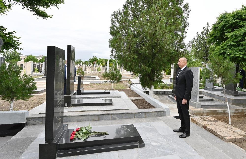 Azerbaijani president visits graves of martyrs of Patriotic War at Nakhchivan city cemetery (PHOTO)
