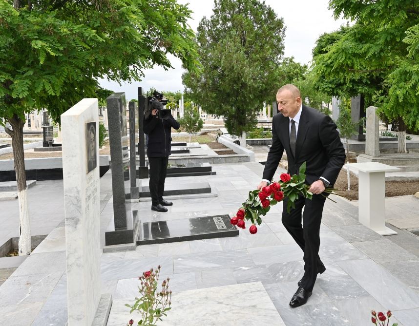 Azerbaijani president visits graves of martyrs of Patriotic War at Nakhchivan city cemetery (PHOTO)