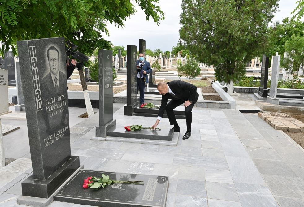 Azerbaijani president visits graves of martyrs of Patriotic War at Nakhchivan city cemetery (PHOTO)