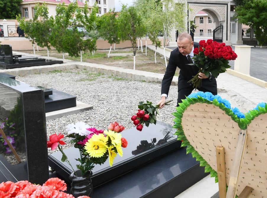 Azerbaijani president visits graves of martyrs of Patriotic War at Nakhchivan city cemetery (PHOTO)