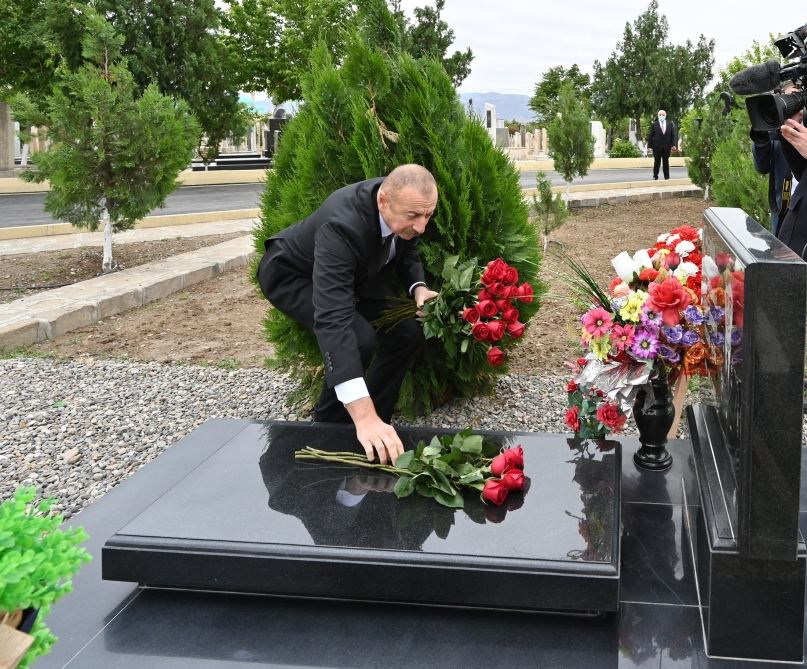 Azerbaijani president visits graves of martyrs of Patriotic War at Nakhchivan city cemetery (PHOTO)