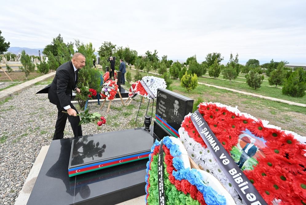 Azerbaijani president visits graves of martyrs of Patriotic War at Nakhchivan city cemetery (PHOTO)