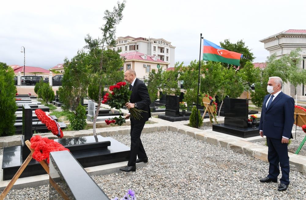 Azerbaijani president visits graves of martyrs of Patriotic War at Nakhchivan city cemetery (PHOTO)