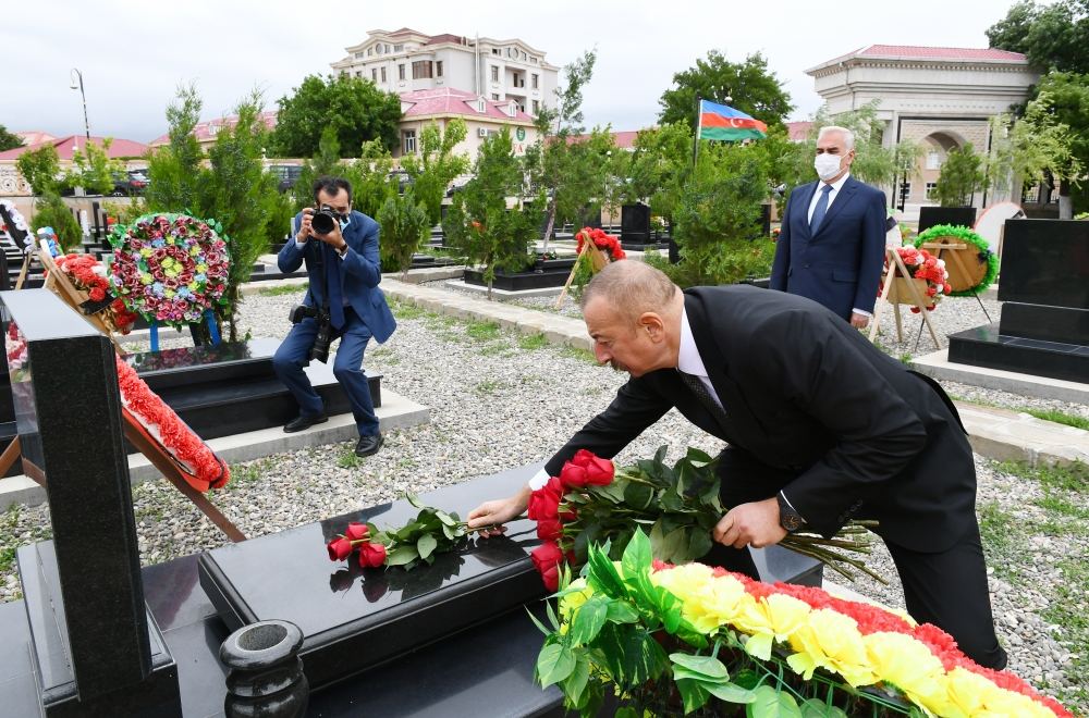 Azerbaijani president visits graves of martyrs of Patriotic War at Nakhchivan city cemetery (PHOTO)