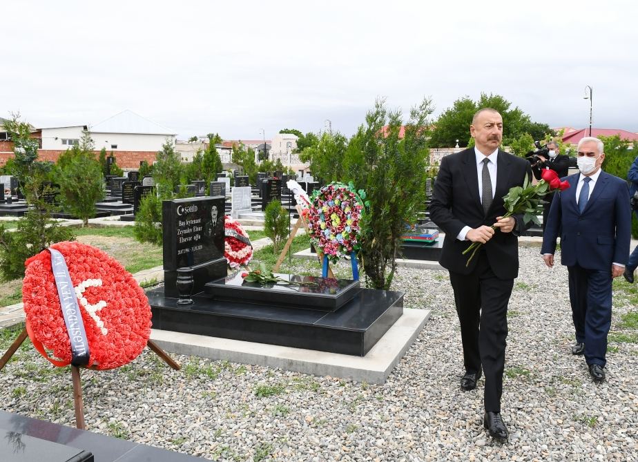Azerbaijani president visits graves of martyrs of Patriotic War at Nakhchivan city cemetery (PHOTO)