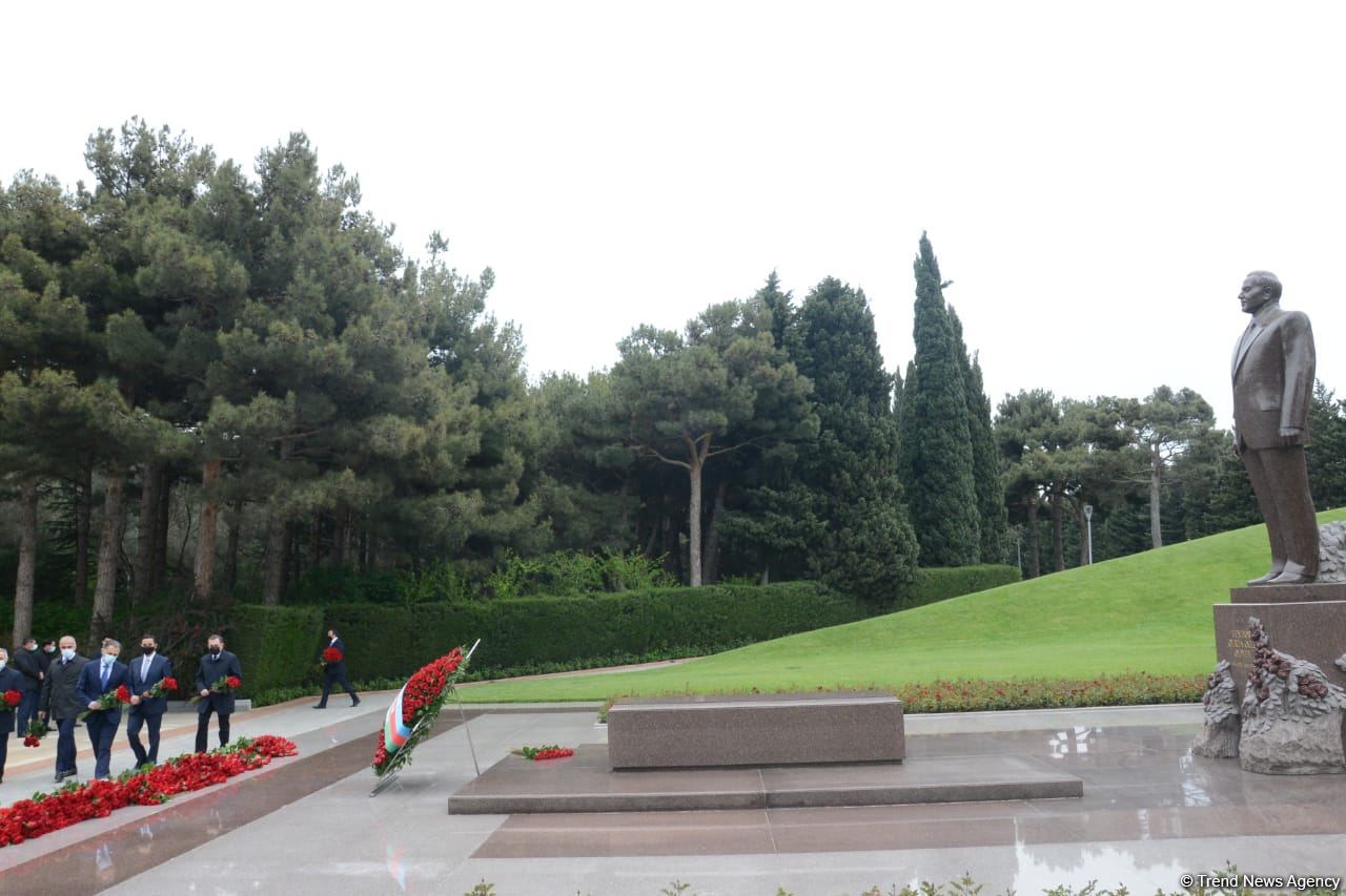 Public reps of Azerbaijan paying tribute to late National Leader Heydar Aliyev (PHOTO)